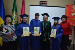 У Фаховому коледжі Національного фармацевтичного університету відбулося урочисте вручення дипломів бакалаврам фармації